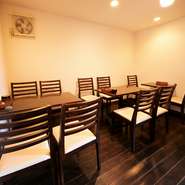 子どもからシニアまで、それぞれに寄り添った料理が用意されており、誰もが食事を楽しめる一軒です。店内は静かで落ち着いた雰囲気に包まれ、会合や大切な会食にもふさわしい空間となっています。