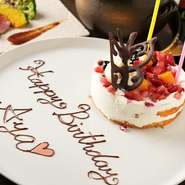 誕生日や記念日におすすめの【肉究亭 犇】。近江牛や炎の演出を楽しめる「ひとひらの夢膳」は記念日ケーキ付きで特別な一日を華やかに彩ります。