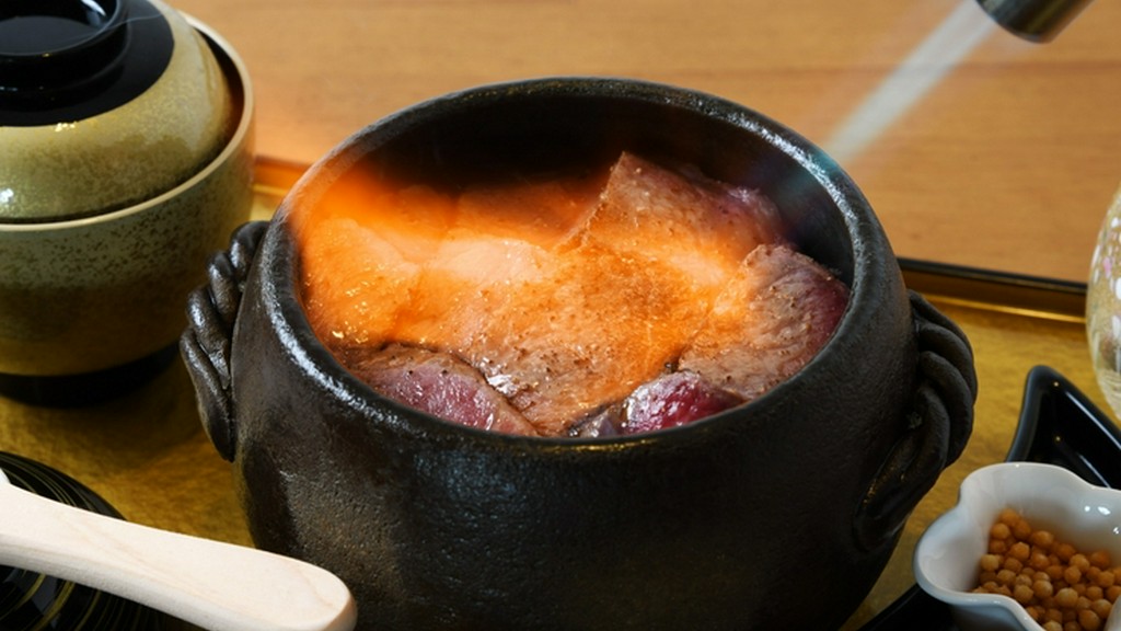 炎の演出が誘う、香りと余韻に満ちた至福の『炙り牛ひつまぶし』