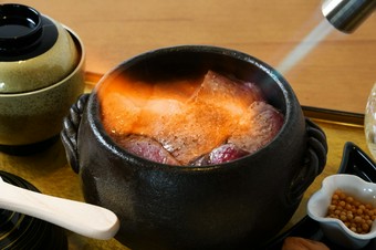 炎の演出が誘う、香りと余韻に満ちた至福の『炙り牛ひつまぶし』