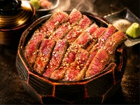 梅3,270円　竹4,220円   松5,170円
香ばしく炙った近江牛を贅沢に。
まずはそのまま、次に薬味と、最後は出汁で。
三度美味しい、炙り牛ひつまぶし。