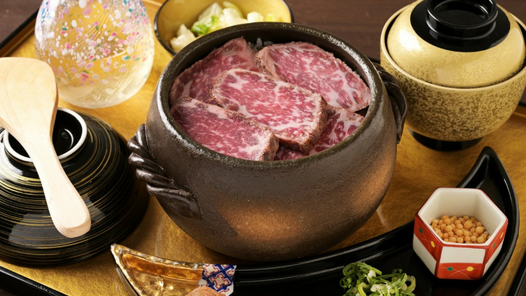 炎の演出が誘う、香りと余韻に満ちた至福の『炙り牛ひつまぶし』