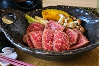 目の前で土鍋で炊く、炊きたてご飯に、
近江牛のすき焼き風ステーキ。
肉の旨味と甘辛ダレが絡み、ごはんが止まらない犇の贅沢御膳。