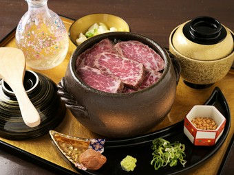 炎の演出が誘う、香りと余韻に満ちた至福の『炙り牛ひつまぶし』