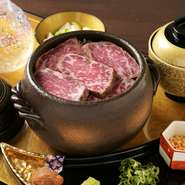 尾張の名物「ひつまぶし」を、こだわりの牛肉でアレンジした料理が味わえる一軒。芳ばしく焼き上げた肉の旨みと、薬味やだしとの絶妙な調和が、食べ進めるごとに新たな表情を見せてくれます。