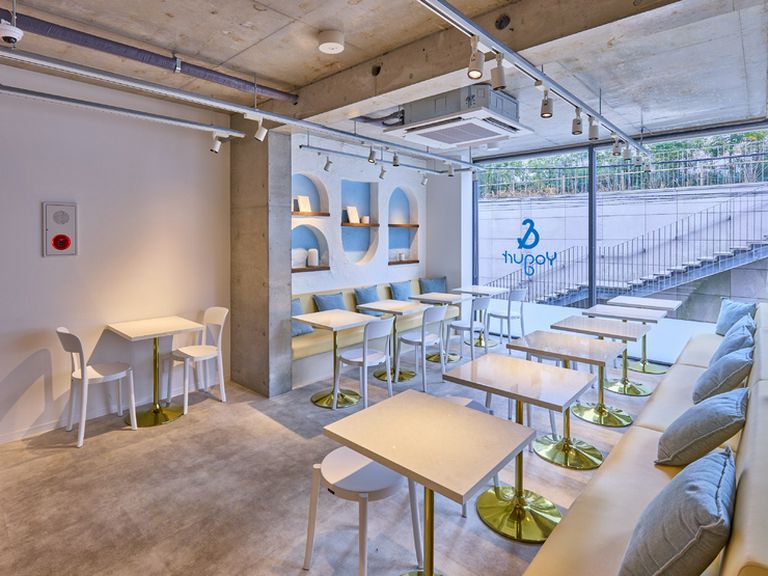 サントリーニをイメージした明るい空間