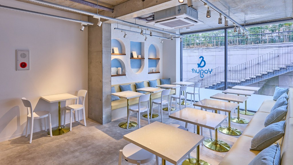 サントリーニをイメージした明るい空間