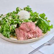 熱風焙煎で大豆を芯までじっくり煎りあげたきなこをグリークヨーグルトにかけ、じっくりと丁寧に焙煎した無添加アーモンド、もちもちとした食感の求肥を盛りつけています。濃厚な黒蜜をかけてお楽しみください。
