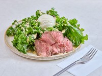 ヘルシーで満足感も抜群『炭火ローストビーフ＆ケールサラダ』※数量限定メニュー