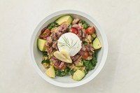 炭火香るローストビーフが贅沢なライスサラダ。カルローズ米とコク深い自家製グリークヨーグルト、バルサミコ酢の相性抜群。絶妙な酸味とコクが広がる、食べごたえのある一品です。