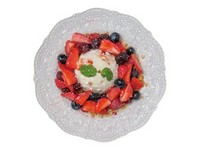 広島県で作るストロベリージャムを混ぜ込んだグリークヨーグルトに色鮮やかな有機ラズベリーや有機ブラックベリー、ブルーベリーなどを添えた、甘酸っぱいベリー好きな方におすすめの商品。