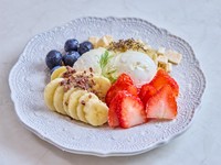 注目が集まるスーパーフードを使い、オーガニックにこだわった一皿。高タンパクなグリークヨーグルトと、スーパーフードは相性抜群です。