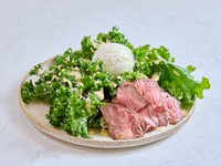 新鮮野菜とローストビーフに、ハンガリー産アカシアハニー＆焼肉店のこだわりタレを使ったお店オリジナルソースをかけることで、さっぱりとしたキレの良い後味に。身体に嬉しい栄養素と満腹感を楽しめるサラダです。