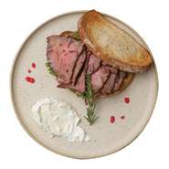 当店自慢の国産牛ミスジのローストビーフとグリークヨーグルトを、一緒にサンドにしました。見た目以上に食べ応えがあるので、男性の方にもおすすめのメニューです。　