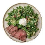 やわらかい国産牛ミスジのローストビーフにケール・キヌア・レーズンを盛り付けたボリュームと栄養素を兼ね備えたメニュー。グリークヨーグルトとお肉の相性を考えたオリジナルソースはやみつきになるおいしさです。