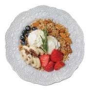 スーパーフードを使いオーガニックにこだわった商品です。カカオニブ、キヌア、チアシードとグラノーラ焼きココナツはグリークヨーグルトと相性抜群です。アカシアハニーをかけています。　