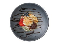 フルーツにもちもち食感の求肥とやさしい甘さのあんこを合わせ、じっくり熱風焙煎したきな粉をふりかけた、あんみつのような一品。グリークヨーグルト×和風の組み合わせをお楽しみください。