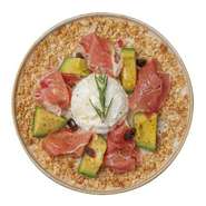 グリークヨーグルトに、スペイン産の熟成生ハム「ハモン・セラーノ」と、アボカドを組み合わせ、バルサミコ酢ベースのドレッシングで仕上げた大人の一皿です。　