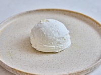 & Yogurt自家製のグリークヨーグルトです。濃厚なのになめらか、そしてクリーミーな甘さに仕上げました。高たんぱくで贅沢な味わいをぜひご自宅でお楽しみください。