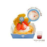 いちごの風味豊かなグリークヨーグルトを挟み、更にいちごをトッピングしたシュークリームです。お好みでベリーソースをかけてお楽しみください。＋200円で、オーガニック100％グリークヨーグルトに変更可能です。