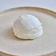 & Yogurt独自ブレンド！濃厚なのになめらか、そしてクリーミーな甘さの高タンパク自家製グリークヨーグルトを、ぜひご自宅でお楽しみください。

100g750円、＋50gごとに300円