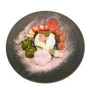 【販売期間:3/20～4/19】
和スイーツとグリークヨーグルトを組み合わせたお花見プレートです。最中にお好みのトッピングを乗せてお召し上がりください。