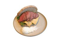 コクのあるチーズと国産牛のミスジ肉を贅沢に使ったローストビーフに、爽やかな酸味のグリークヨーグルトを合わせた、それぞれの旨みが引き立つ、思わず何度でも食べたくなるたまらなく美味しいサンドイッチです。