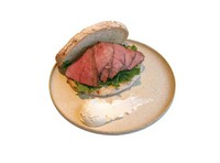 国産牛のミスジ肉を使ったジューシーなローストビーフに、まろやかで程よい酸味のグリークヨーグルトを組み合わせた、これまでにない新しい味わいが楽しめるサンドイッチです。