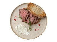 当店自慢の国産牛ミスジのローストビーフとグリークヨーグルトを、一緒にサンドにしました。見た目以上に食べ応えがあるので、男性の方にもおすすめのメニューです。