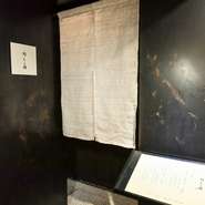 【鮨むろ橋】は一人で訪れても心地よく、おいしさと寛ぎを堪能できるお店です。カウンター席では、熟練の大将が目の前で丁寧に料理を仕上げ、訪れる人を温かく迎えてくれます。