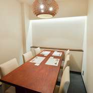 大切なビジネスシーンには、落ち着いた空間と心尽くしの料理が揃う【鮨むろ橋】がオススメです。6名様まで利用可能な個室があり、周囲を気にせずゆったりと会話を楽しめる環境が整っています。
