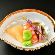 数の子の含め煮は上品な味わいが広がり、天然車海老の塩ゆでは旨みを引き立てます。蒸し鮑の酒蒸しは深い香りと柔らかな食感が魅力です。そら豆の艶やかな仕上げに、花穂紫蘇が添えられ、見た目にも美しい逸品。