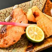 香ばしく焼き上げたマスの幽庵焼きは、柚子の爽やかな香りがふんわりと広がり、上品な味わいを引き立てます。熊本産の筍は、やわらかな食感と自然の甘みが際立ち、噛むほどに春の息吹を感じられる一皿です。