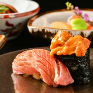 北海道戸井産の本鮪は、3週間乾燥熟成させることで柔らかくなめらかな口当たりで、シャリとの相性も抜群。北海道産のキタムラサキウニは、濃厚でクリーミーな甘みが特長です。