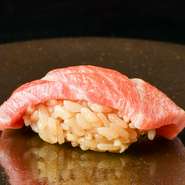 熟成鮪には、信頼できる仕入れ先から厳選した鮪のみを使用。3週間の乾燥熟成によって赤身全体に脂が回り、旨みが増して柔らかくなることで、シャリとも絶妙に馴染む最適な状態で提供します。