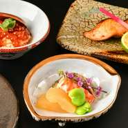 季節ごとの食材の魅力を最大限に引き出すため、仕入れから調理まで一切の妥協を許しません。訪れるたびに新たな味わいとの出合いがある、贅沢なひとときをぜひご堪能ください。