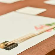 格式ある高級店でありながら、肩肘張らずに過ごせる温かなもてなしが魅力。「店では楽しく過ごしてほしい」という大将とのカウンター越しに交わす会話も、この店ならではの食事の醍醐味の一つです。