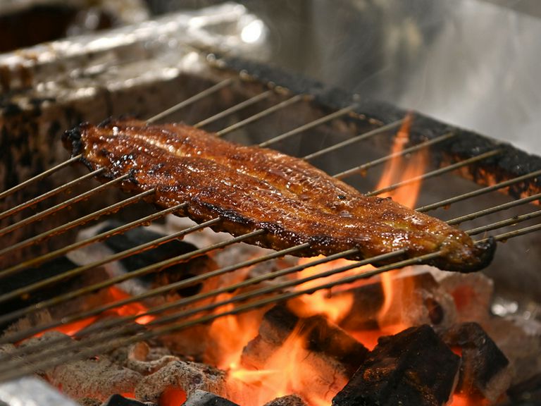 選び抜かれた肉厚の国産雌うなぎが、炭火とともに力強く香る