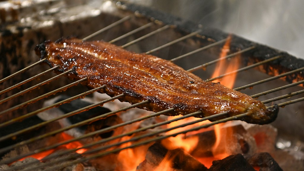 選び抜かれた肉厚の国産雌うなぎが、炭火とともに力強く香る