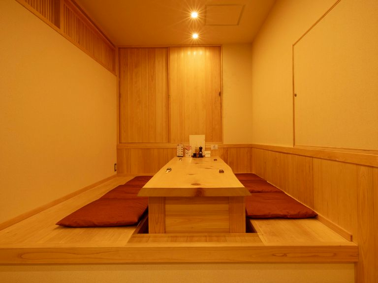 穏やかさ漂う掘りごたつ席で、うなぎの滋味が記念日を深める