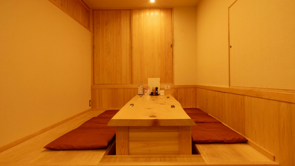 穏やかさ漂う掘りごたつ席で、うなぎの滋味が記念日を深める