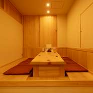 掘りごたつ席は温もりが感じられ、特別な食事にも良く選ばれます。和やかな時間が流れ、季節のおいしさを堪能。心ほどけるような空間が、記念日の語らいを包み込んでくれます。