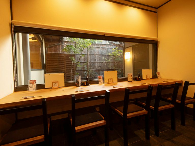 うなぎを頬張り、一人で過ごす時間が自然とゆるむ