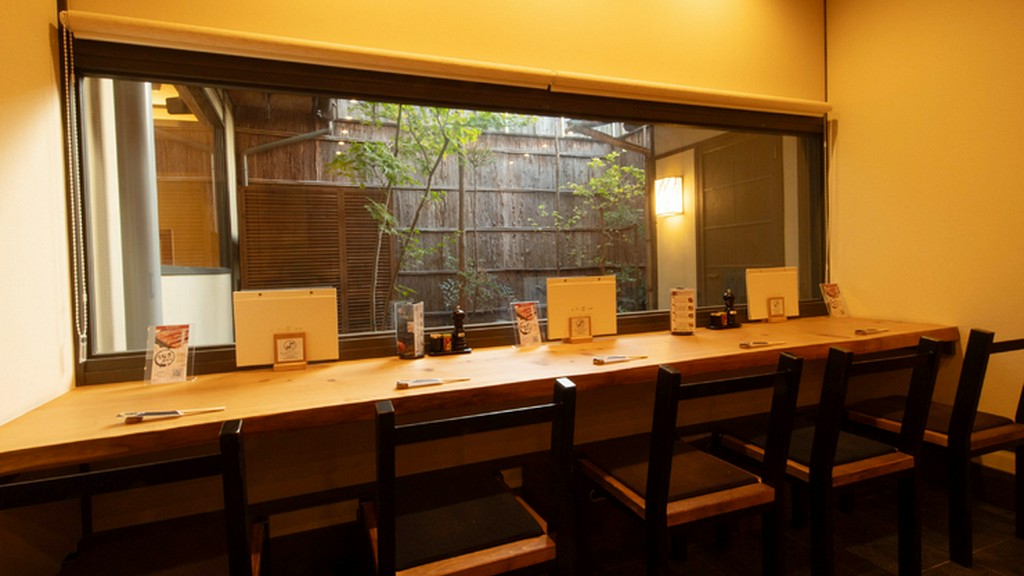 うなぎを頬張り、一人で過ごす時間が自然とゆるむ