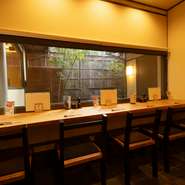 肩ひじ張らずに楽しめるカウンターが心地良い、うなぎ好きにはたまらない一軒です。静かすぎず賑やかすぎない空気感の中、自分のペースでゆっくり味と向き合えるのがうれしい。