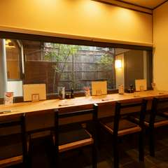 うなぎを頬張り、一人で過ごす時間が自然とゆるむ