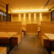 家族で訪れやすい雰囲気づくりを大切にしています。丁寧に仕込んだうなぎ料理は、脂のりと香ばしさのバランスが良いと評判。幅広い世代の方が楽しめる逸品を提供しています。