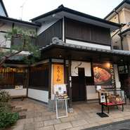 風味豊かに詰め込んだ料理は、食卓や職場など幅広いシーンで活躍。味と香りを損なわない工夫が随所に凝らされ、店で味わう醍醐味を手軽に取り入れられると人気を集めています。