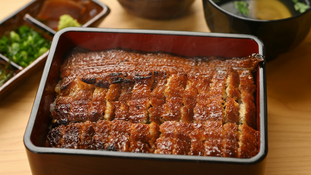 特大のうなぎを惜しみなく用い、うな重とひつまぶしを一つにまとめた『合わせ重』