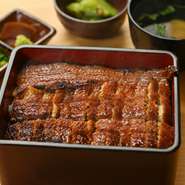 うなぎをそのまま味わったり、薬味やだしで軽やかに楽しんだり、一皿で異なる表情が広がります。「うな重」と「ひつまぶし」、どちらを食べるかの迷いをほどくように、うなぎの魅力を追える一品です。